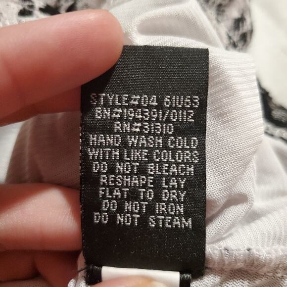 AB studio small white and black floral short sleeve blouse. - Picture 7 of 10